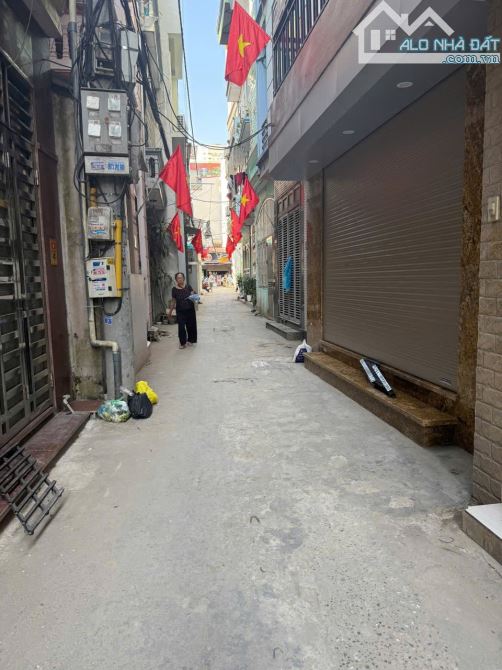 Nhà dân xây ở Ngô Thì Nhậm, gần nhà thi đấu Hà Đông, DT 35m2, ngõ ô tô, thông tứ phía