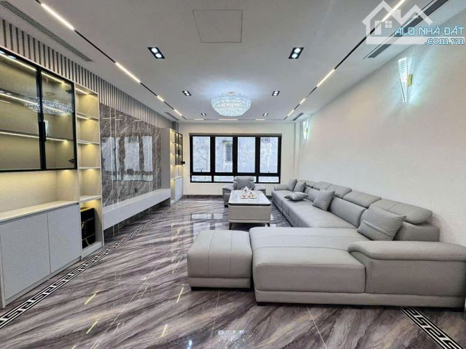 Bán nhà gần mặt phố Nguyễn Văn Cừ, Long Biên DT 52M2, 7 Tầng, MT 4,7M, Gara, thang máy.