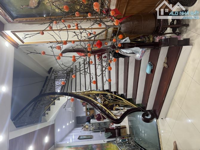 NHÀ ĐẸP NGÕ 36 ĐỨC GIANG 76M 4 TẦNG NỘI THẤT CAO CẤP CẦU KÍNH BỂ CÁ KOI Ô TÔ ĐỖ CỬA