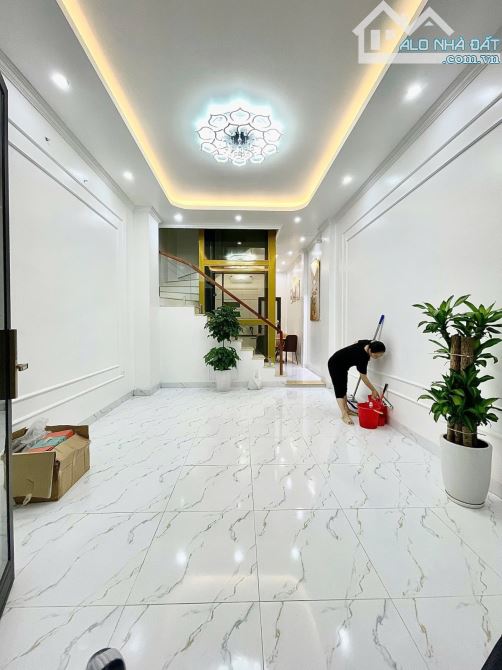 Bán nhà phố Thái Hà, Đống Đa, 5 tầng thang máy mới, gara ô tô, ngõ thông, gần phố