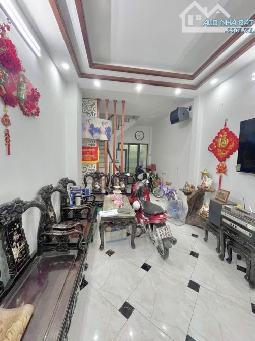 BÁN NHÀ TRƯƠNG ĐỊNH GẦN NGÃ TƯ TÂN MAI,  NHÀ 5 TẦNG ĐẸP, HAI THOÁNG, GẦN ĐƯỜNG Ô TÔ.