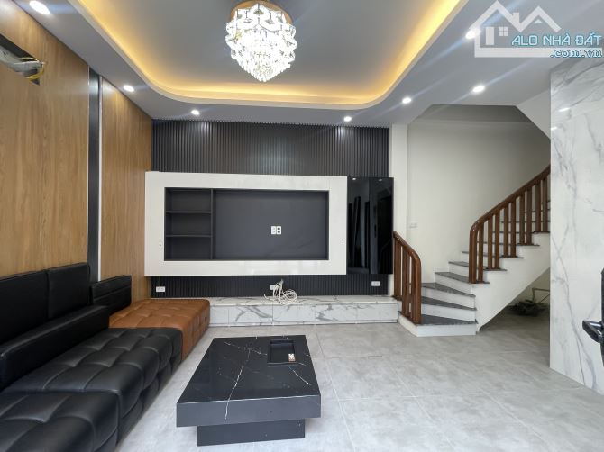 Bán nhà Nguyễn Văn Cừ 45m,6 tầng,thang máy,full nội thất,giá 8.x tỷ