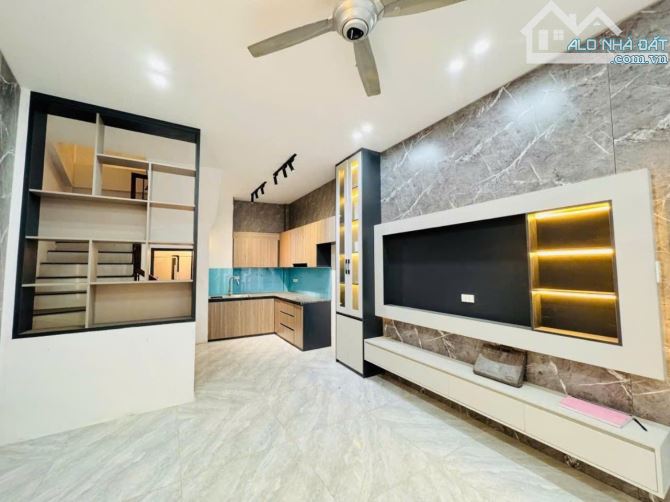 PHÂN LÔ NGỌC THUỴ - LONGBIÊN - DÂN XÂY CHẮC CHẮN - Ô TÔ ĐỖ CỬA - VIEW CẦU LONG BIÊN - GẦN