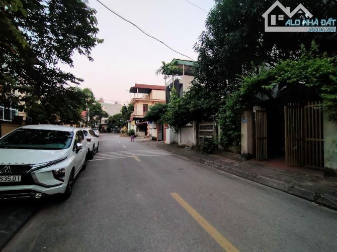 Chính chủ gửi Bán NHANH lô Đất Giang Biên, ô tô đỗ cổng, 52m, MT 5m, nhỉnh 5 tỷ