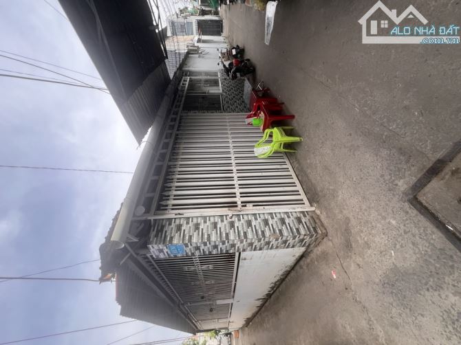 BÁN NHÀ CẤP 4 - GÓC 3 MẶT TIỀN - HẺM XE HƠI 🚗