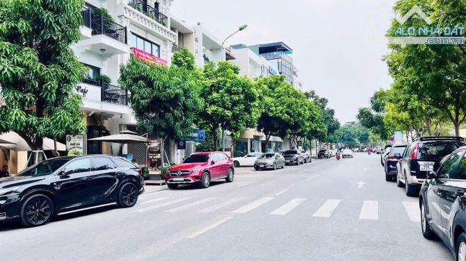 TĐC NGỌC THỤY, VỈA HÈ, 2 THOÁNG TRƯỚC SAU, SÁT HỒ CÔNG VIÊN, DT 65M2, GIÁ 16.8 TỶ