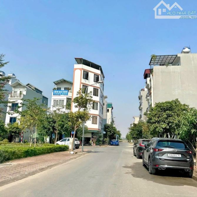 TĐC NGỌC THỤY, VỈA HÈ, KINH DOANH, SÁT CÔNG VIÊN, DT 42M2, MT 4.2M, CHỈ 11 TỶ