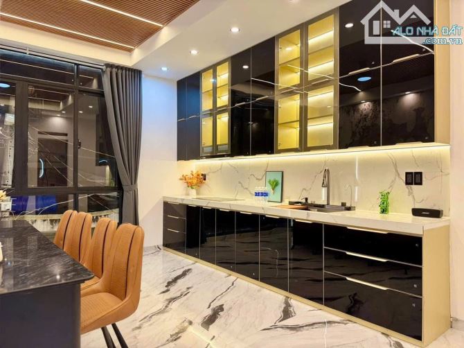 Bán nhà giá 2ty180 MT Đỗ Thị Lợi, P11, Q.3 1 trệt 1 lầu 2PN 2WC, sẵn HĐ thuê 20tr/tháng
