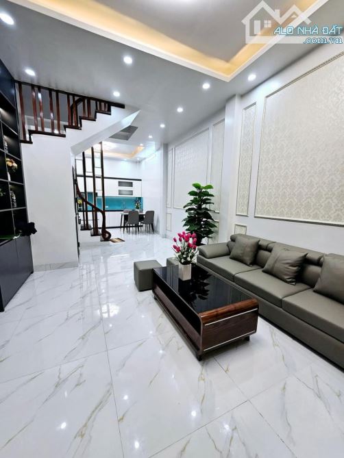 Trần Thái Tông, dt45m- mt4,2m, nhà đẹp dân xây, ngõ nông, gần ô tô