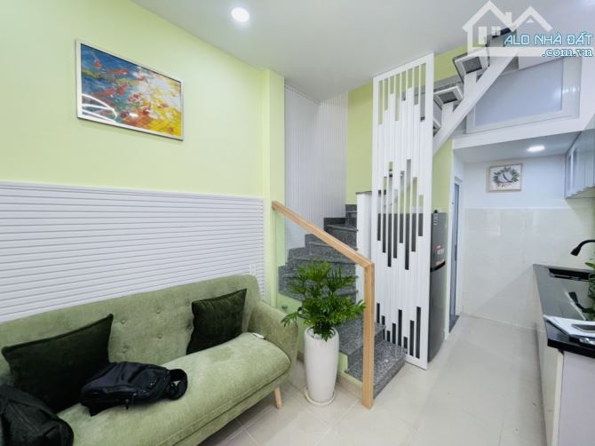 Bán nhà lô góc Lý Chính Thắng Q.3, Full nội thất xịn sò, nhỉnh 3 tỷ