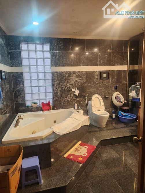 Biệt thự phố Dịch Vọng Cầu Giấy. Sổ 250m, 4 tầng, MT20m Giá 59 tỷ Ô tô đỗ cửa ngày đêm