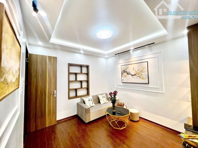BÁN NHÀ TẬP THỂ GIỐNG CÂY TRỒNG TW1 – 55M - ĐỐNG ĐA – Ô TÔ ĐỖ CỬA – SỔ ĐỎ CHÍNH CHỦ