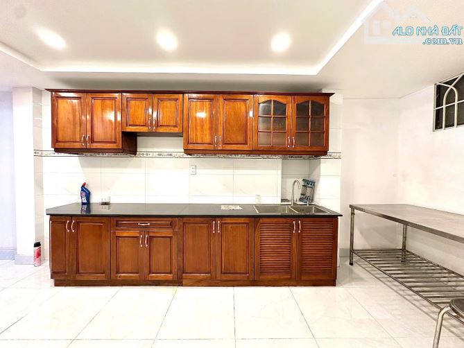 Vị trí ĐẮC ĐỊA; Cách Mạng Tháng 8-gần CV Lê Thị Riêng; dtich 70m2(nhà cấp 4) tiện xây mới - 4
