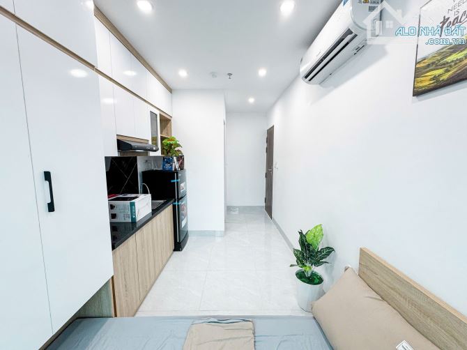 Cho Thuê Phòng CCMN 318 Đê La Thành Đống Đa 25m2 Studio Ban Công Cửa Sổ Thang Máy Gần Chợ - 1
