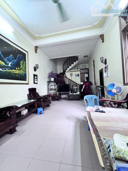 ♻️ Phố Ô Cách , Long Biên , nhà dân xây lô góc ô tô tránh - 1