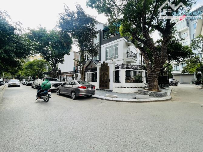 Bán biệt thự Mễ Trì Từ Liêm DT 150m2 mặt tiền 10m giá chỉ hơn 40 tỷ - 1
