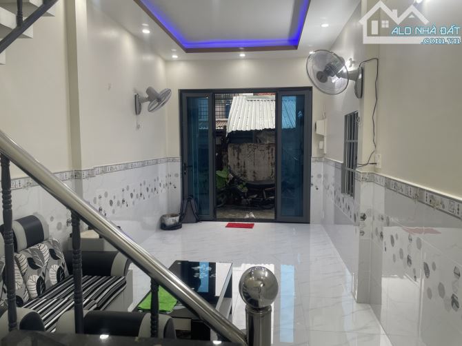 BÁN NHÀ2 TẦNG HẺM Ô TÔ NGAY TRUNG CHÁNH HÓC MÔN - 1