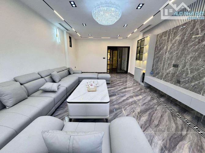 Bán nhà gần mặt phố Nguyễn Văn Cừ, Long Biên DT 52M2, 7 Tầng, MT 4,7M, Gara, thang máy. - 2