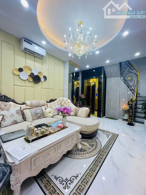 PHỐ HIẾM NHÀ BÁN! TẠI TRUNG HÒA - DT43M2 - DÂN XÂY - Ô TÔ TRÁNH NHAU- CHỈ 10 TỶ 7 - 2