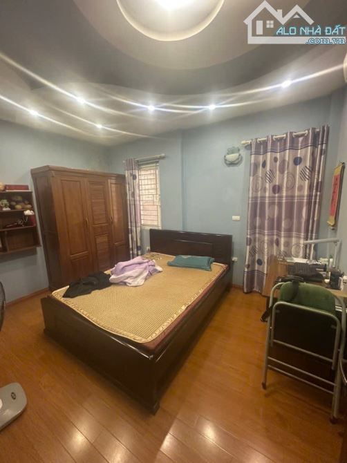 BÁN NHÀ LÔ GÓC - GẦN PHỐ - VỊ TRÍ ĐẸP  ngõ Thịnh Hào 3 50 m / 5 tầng/ Mt 4.5 m/ chỉ 14.3 t - 2