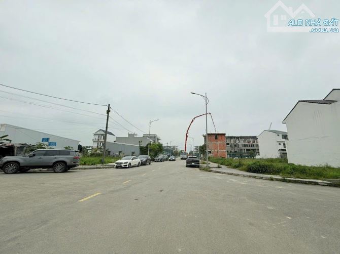 Đất Trục Chính KQH Hoàng Quốc Việt - Kẹp Mương 3 Mặt Thoáng Đường 19M5