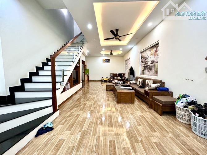 Bán nhà Đông Mỹ, Thanh Trì, 60m2 x 3 tầng, cách 15m ra trục chính,giá 5,6 tỷ