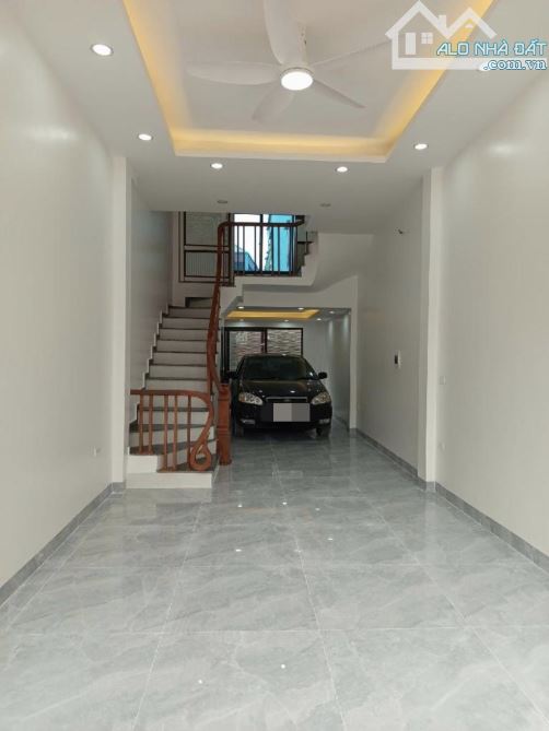 Bán nhà Đông Mỹ, Thanh Trì 56m2 x 5 tầng, gara ô tô vào nhà, giá 5,8 tỷ