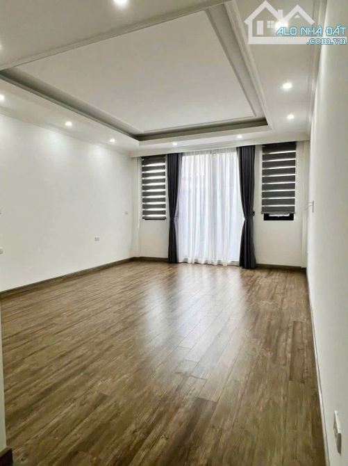 Cho thuê nhà riêng Trần Quốc Hoàn 60m x 6T thông sàn, nhà mới giá 26tr/th