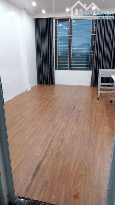 Cho thuê nhà Trần Kim Xuyến 36 triệu (tháng) có thương lượng. Nhà 6 tầng, sàn 65m2