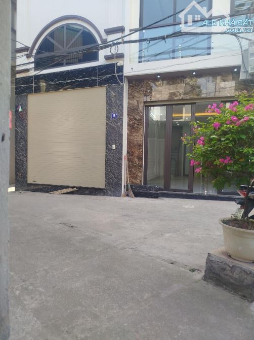 Nhà phố Ngọc Trì 41m x 6 tầng ngõ nông- ô tô vào nhà