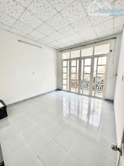 Bán nhà 2 tầng hẻm 538 Đoàn Văn Bơ, lộc nở hậu, KQH, giá 5.5 tỷ