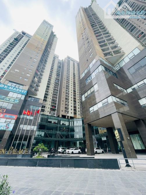 Bán căn 3 ngủ 128m2 nội thất cơ bản đẹp, Đông Nam tại Golden Palace Mễ Trì