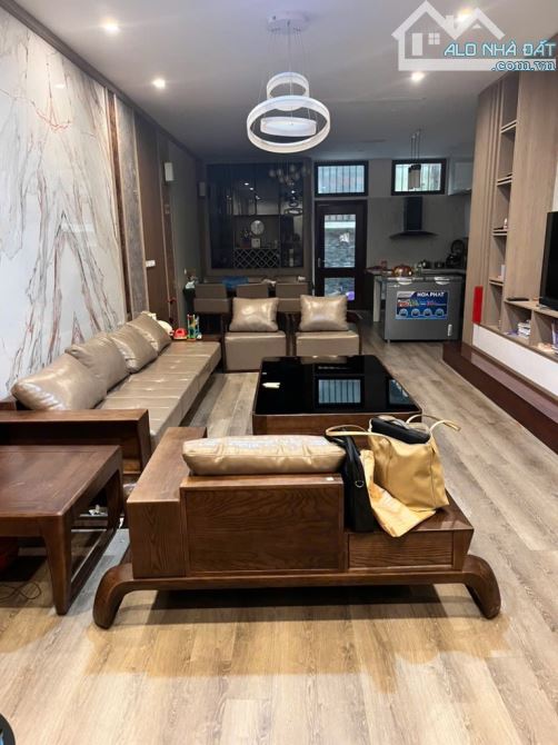 Vip !Bán Biệt Thự Việt Hưng DT :120m2 . View Công Viên ,Ô tô đỗ cửa . Giá :41Tỷ