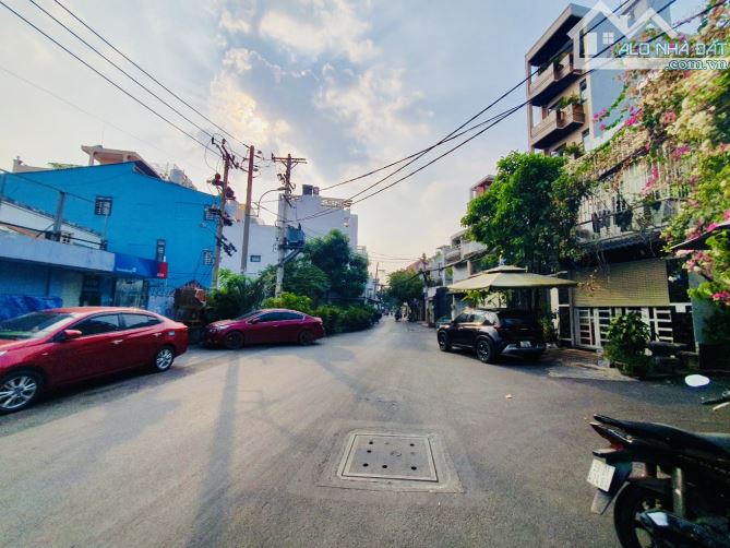 Bán nhà mặt tiền Gò Vấp, 9 phòng ngủ, thang máy, gần công viên Làng Hoa, 17 tỷ hơn