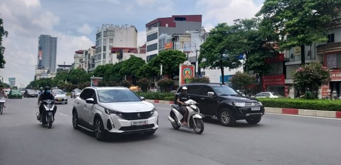 TOÀ VĂN PHÒNG MẶT PHỐ HOÀNG CẦU DT98m2 THANG MÁY KD SẦM UẤT + VỈA HÈ