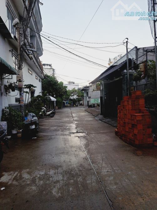 Cần tiền bán ngay lô đất ngay chợ Lê Văn Quới, hẻm xe hơi 8m,120m2, nở hậu, chỉ 4.1x tỷ.