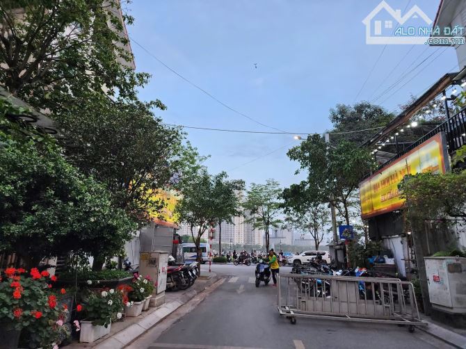 Hiếm 65m 24.6 tỷ phân lô oto 7 chỗ 8 tầng thang máy phố Nguyễn Văn Huyên Cầu Giấy