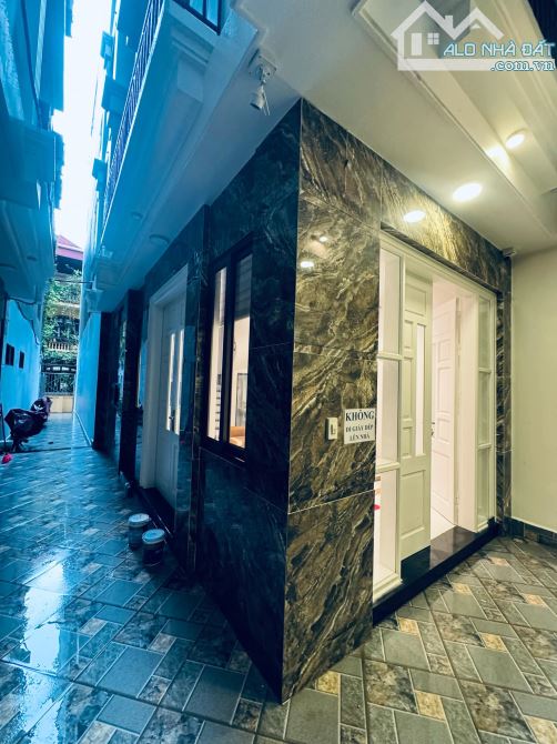 Bán nhà Phố Lạc Long Quân Dt 40m2 x 6 Tầng Thang Máy