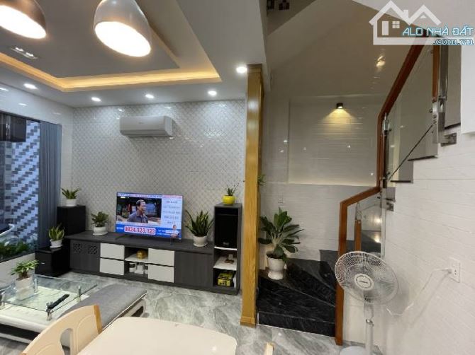 Bán Nhà Đường Hoàng Hoa thám P12 Tân Bình Ngang 8m dài 17m giá 8,7 tỷ