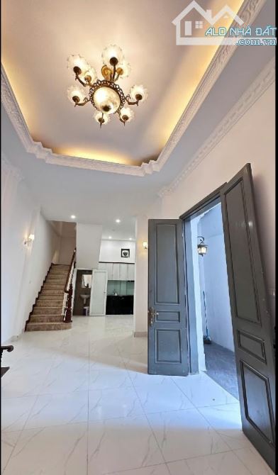 8.x tỷ/56 M2/4 tầng/7 M tiền/Phúc Đồng/ Ô tô đỗ cổng