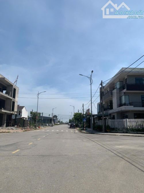 Đất Trục Chính KQH Hoàng Quốc Việt - Kẹp Mương 3 Mặt Thoáng Đường 19M5 - 1