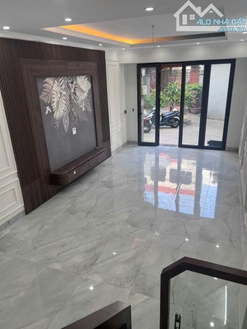 Nhà phố Ngọc Trì 41m x 6 tầng ngõ nông- ô tô vào nhà - 1