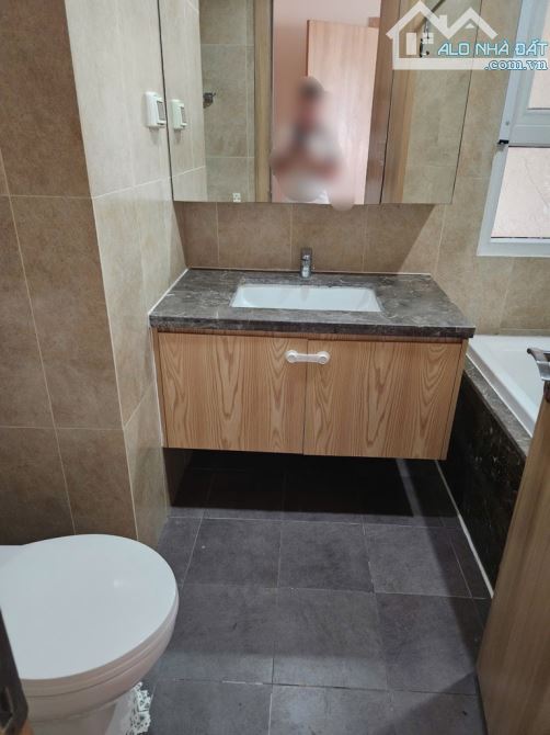 Bán căn 3 ngủ 128m2 nội thất cơ bản đẹp, Đông Nam tại Golden Palace Mễ Trì - 1