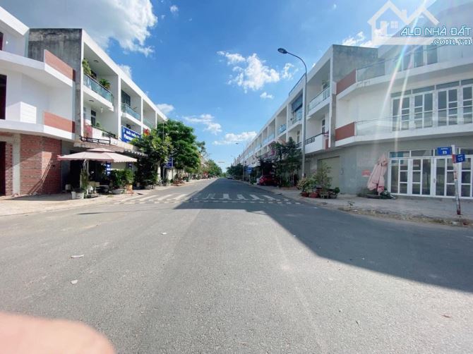 Hàng độc quyền! Cần bán lô 136m2 giá 2tỷ4 ở Thị trấn Hiệp Phước, nằm ngay trục đường DT25B - 1