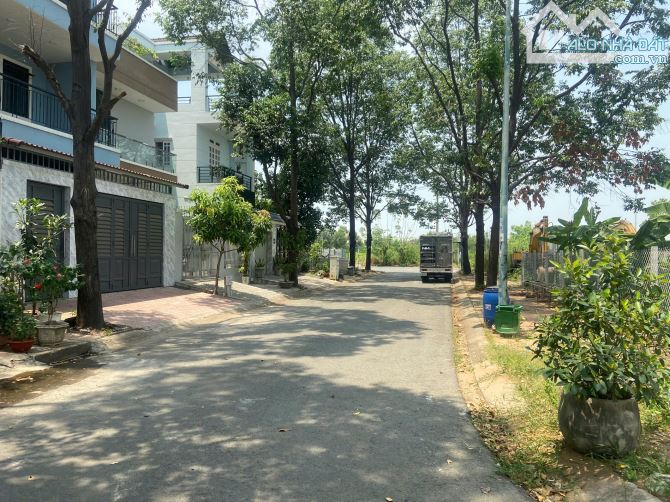 Chủ cần bán gấp nền 150m full thổ cư đường nhựa 20m sổ sẵn giáp ranh TP.HCM giá chỉ 40tr/m - 1