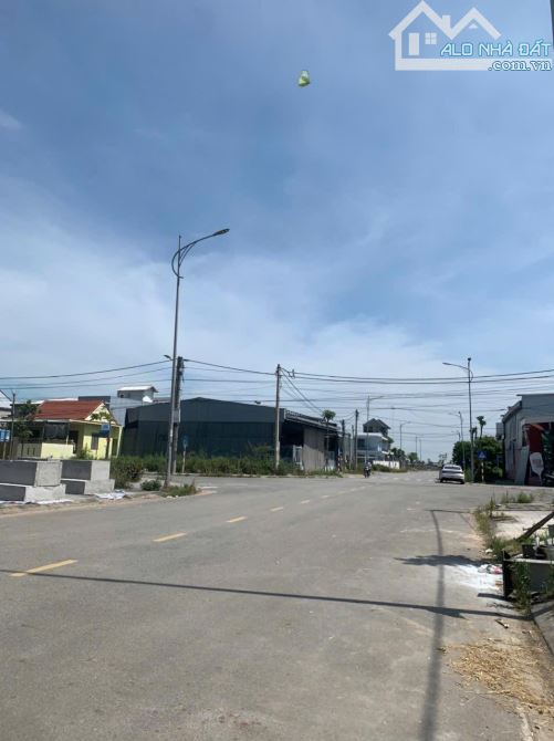 Đất Trục Chính KQH Hoàng Quốc Việt - Kẹp Mương 3 Mặt Thoáng Đường 19M5 - 2