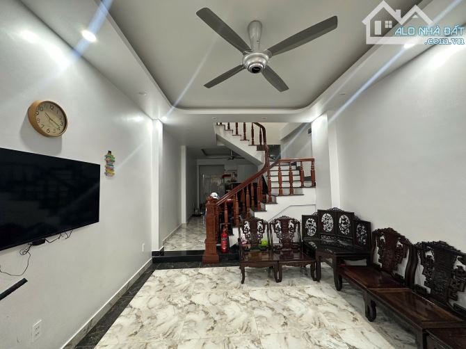 Nhà dân xây ngõ ô tô Đằng Hải dt 51m - mt 4m - Tây - 3,5 tầng - Giá 3,75 tỷ (tt) - 2