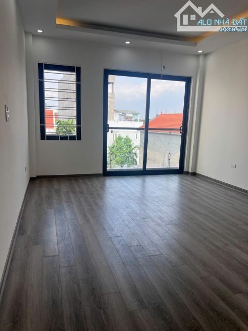 Nhà phố Ngọc Trì 41m x 6 tầng ngõ nông- ô tô vào nhà - 2