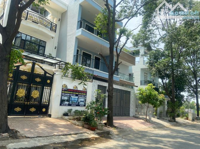 Chủ cần bán gấp nền 150m full thổ cư đường nhựa 20m sổ sẵn giáp ranh TP.HCM giá chỉ 40tr/m - 2
