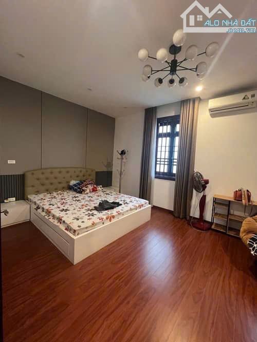 Vip !Bán Biệt Thự Việt Hưng DT :120m2 . View Công Viên ,Ô tô đỗ cửa . Giá :41Tỷ - 3